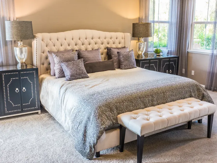 Chambre avec lit fait au carré